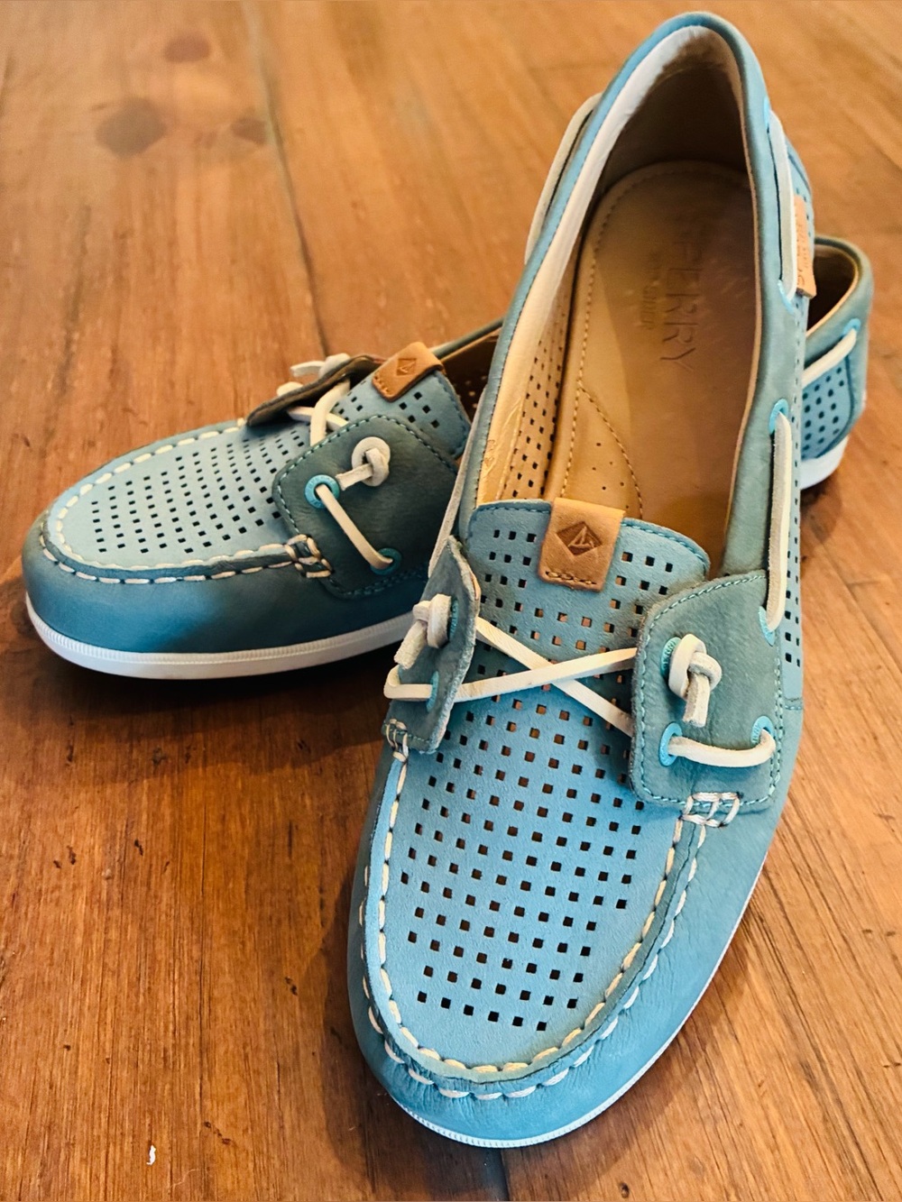 Sperry Women's Coil Ivy Perf boat shoe in Aqua. Size 8.5